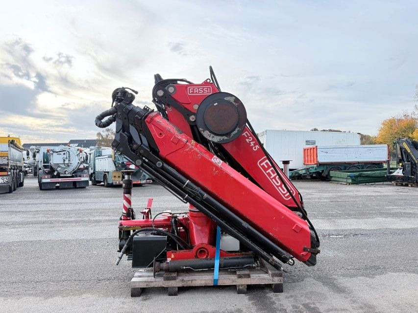 Fassi F245A.2.25 E-Dynamic Radio Remote / Crane - Camion con gru: foto 1 Fassi F245A.2.25 E-Dynamic Radio Remote / Crane - Camion con gru: foto 1