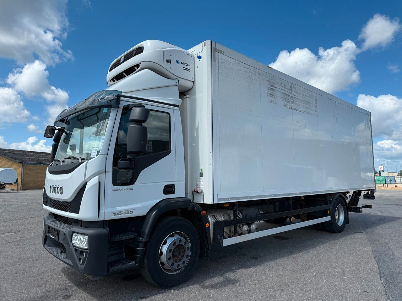 Iveco 180E32 4x2 Schmitz / Thermo King T-1200R Spectru Iveco 180E32 4x2 Schmitz / Thermo King T-1200R Spectru - Autocarro frigorifero: foto 1 Iveco 180E32 4x2 Schmitz / Thermo King T-1200R Spectru Iveco 180E32 4x2 Schmitz / Thermo King T-1200R Spectru - Autocarro frigorifero: foto 1