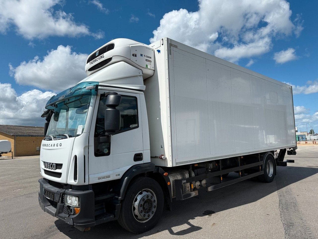 Iveco 180E32 Schmitz / Thermo King T-1200R Spectrum Iveco 180E32 Schmitz / Thermo King T-1200R Spectrum - Autocarro frigorifero: foto 1 Iveco 180E32 Schmitz / Thermo King T-1200R Spectrum Iveco 180E32 Schmitz / Thermo King T-1200R Spectrum - Autocarro frigorifero: foto 1
