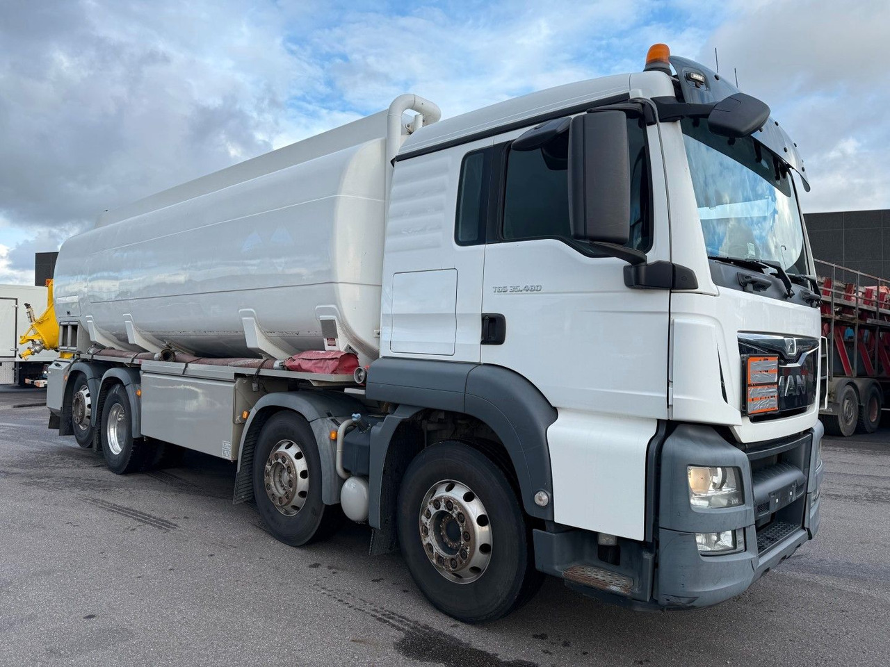 MAN TGS 35.480 8x2*6 Euro 6 23.000 l ADR Tanktruck - Camion cisterna: foto 2 MAN TGS 35.480 8x2*6 Euro 6 23.000 l ADR Tanktruck - Camion cisterna: foto 2