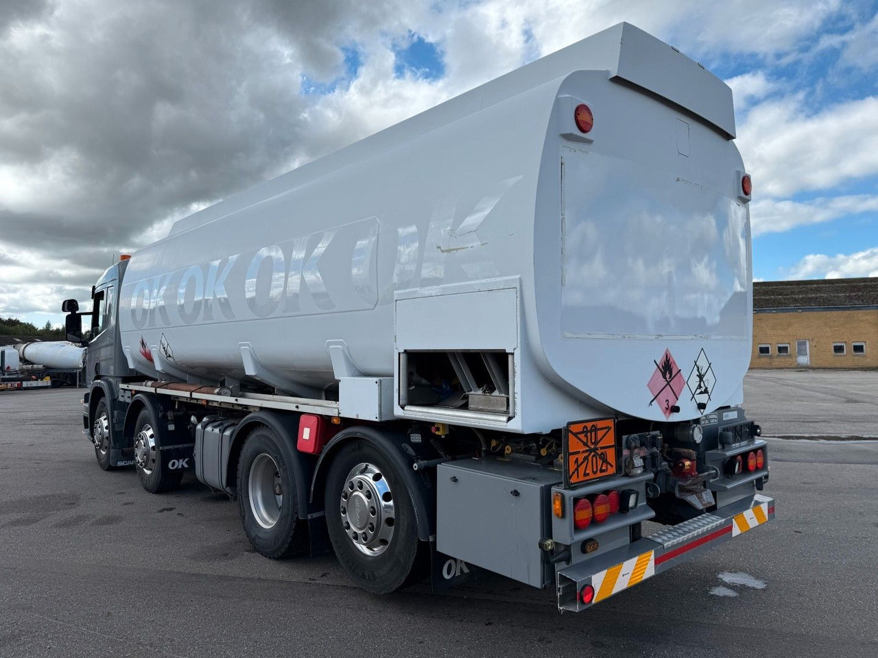 Scania P400 8x2*6 HMK Bilcon 24.000 l. ADR Euro 5 - Camion cisterna: foto 4 Scania P400 8x2*6 HMK Bilcon 24.000 l. ADR Euro 5 - Camion cisterna: foto 4