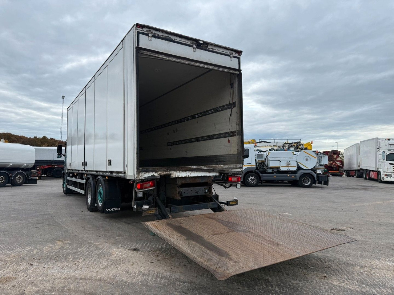 Volvo FM330 6x2*4 Carrier Supra 1050 Nordic - Autocarro frigorifero: foto 5 Volvo FM330 6x2*4 Carrier Supra 1050 Nordic - Autocarro frigorifero: foto 5