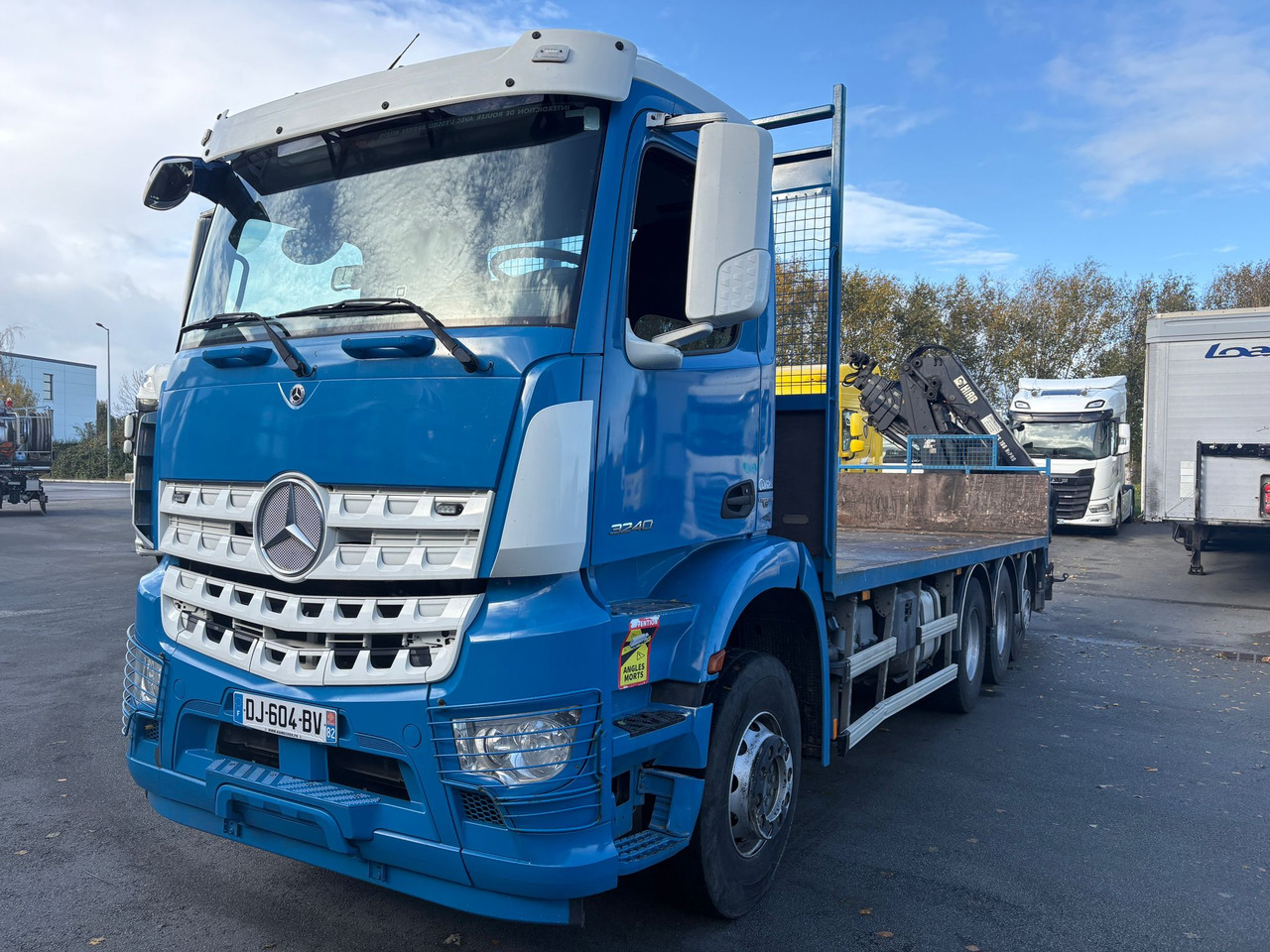 Mercedes Arocs 3240 - Autocarro con pianale/ Cassone fisso: foto 1 Mercedes Arocs 3240 - Autocarro con pianale/ Cassone fisso: foto 1