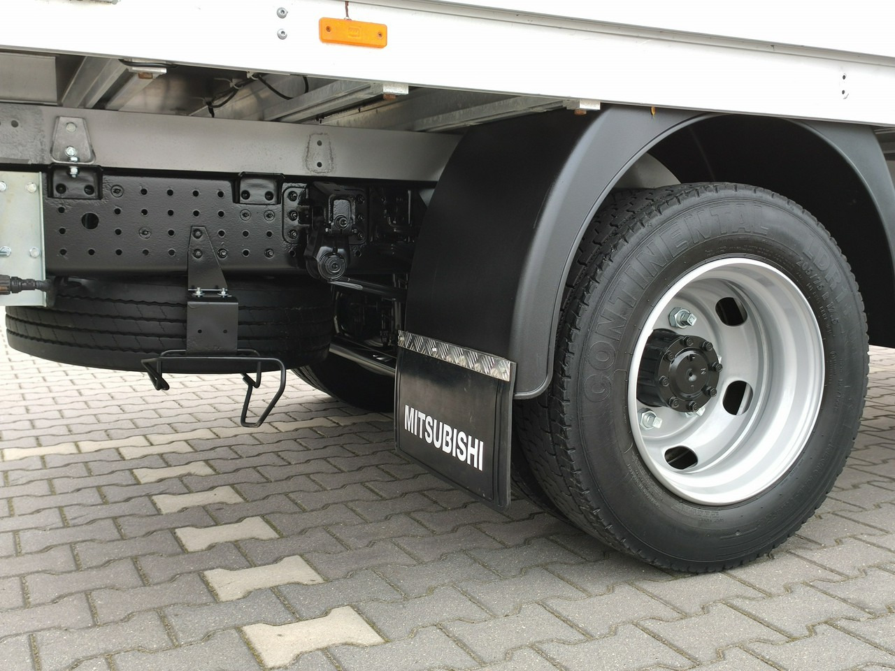 Autocarro con pianale/ Cassone fisso, Camion con gru Mitsubishi Canter Fuso 7C15 3.0/150KM HDS FASSI F40 UNIKAT Super Stan !!!: foto 9