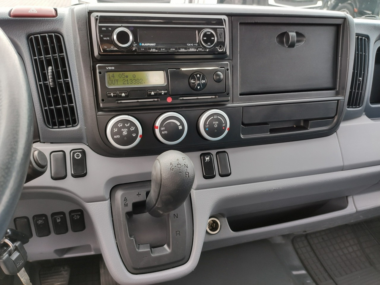 Autocarro con pianale/ Cassone fisso, Camion con gru Mitsubishi Canter Fuso 7C15 3.0/150KM HDS FASSI F40 UNIKAT Super Stan !!!: foto 24