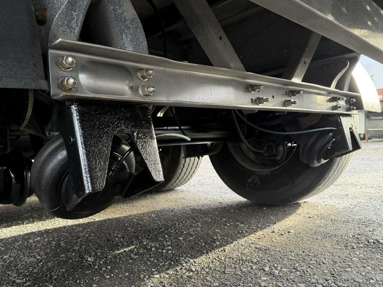 Schmitz Cargobull Standard Rama Ocynk Oś podnoszona Listopad 2018r - Semirimorchio centinato: foto 5 Schmitz Cargobull Standard Rama Ocynk Oś podnoszona Listopad 2018r - Semirimorchio centinato: foto 5