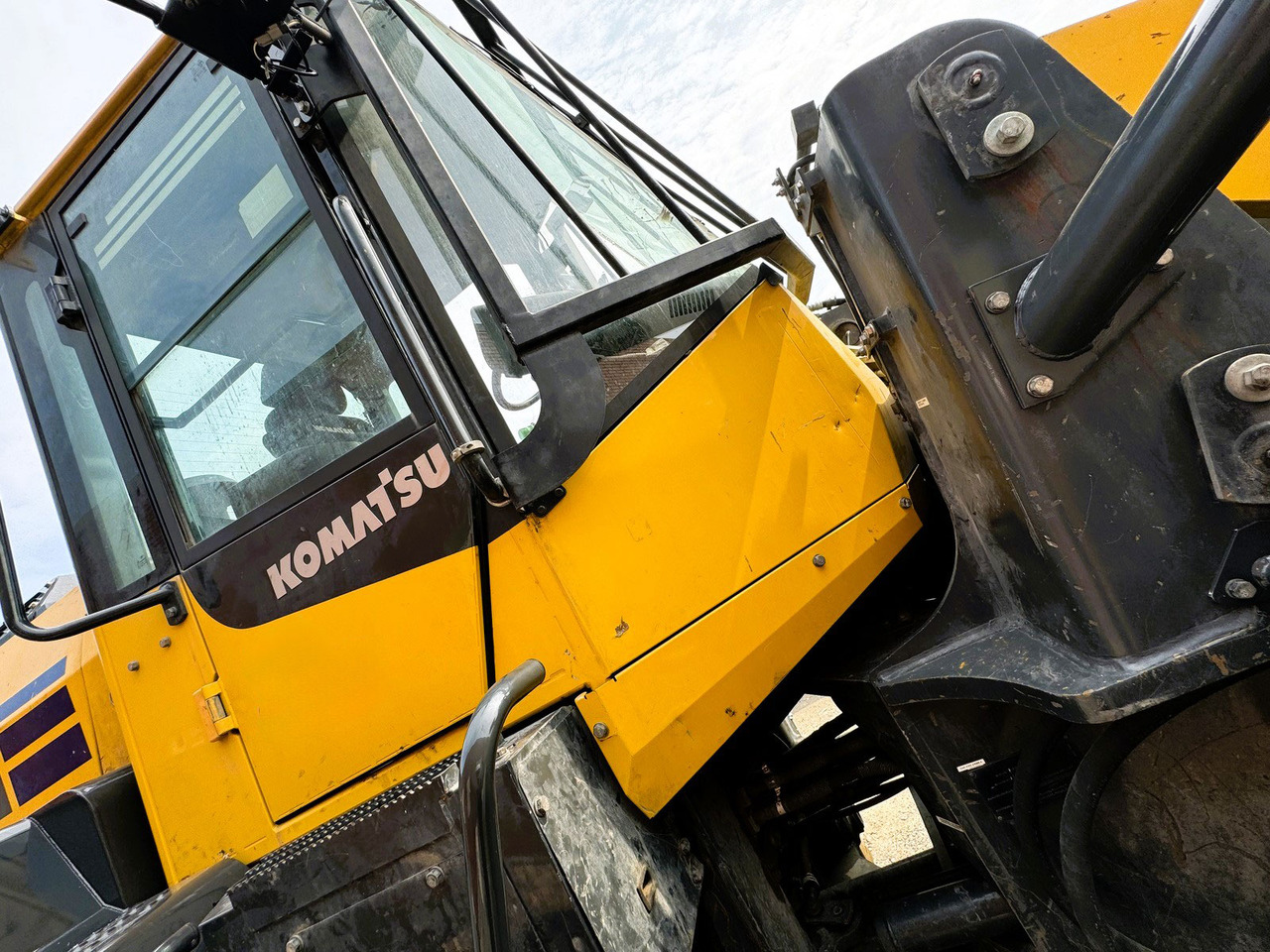 Leasing di Komatsu WA320-8 Komatsu WA320-8: foto 7 Leasing di Komatsu WA320-8 Komatsu WA320-8: foto 7