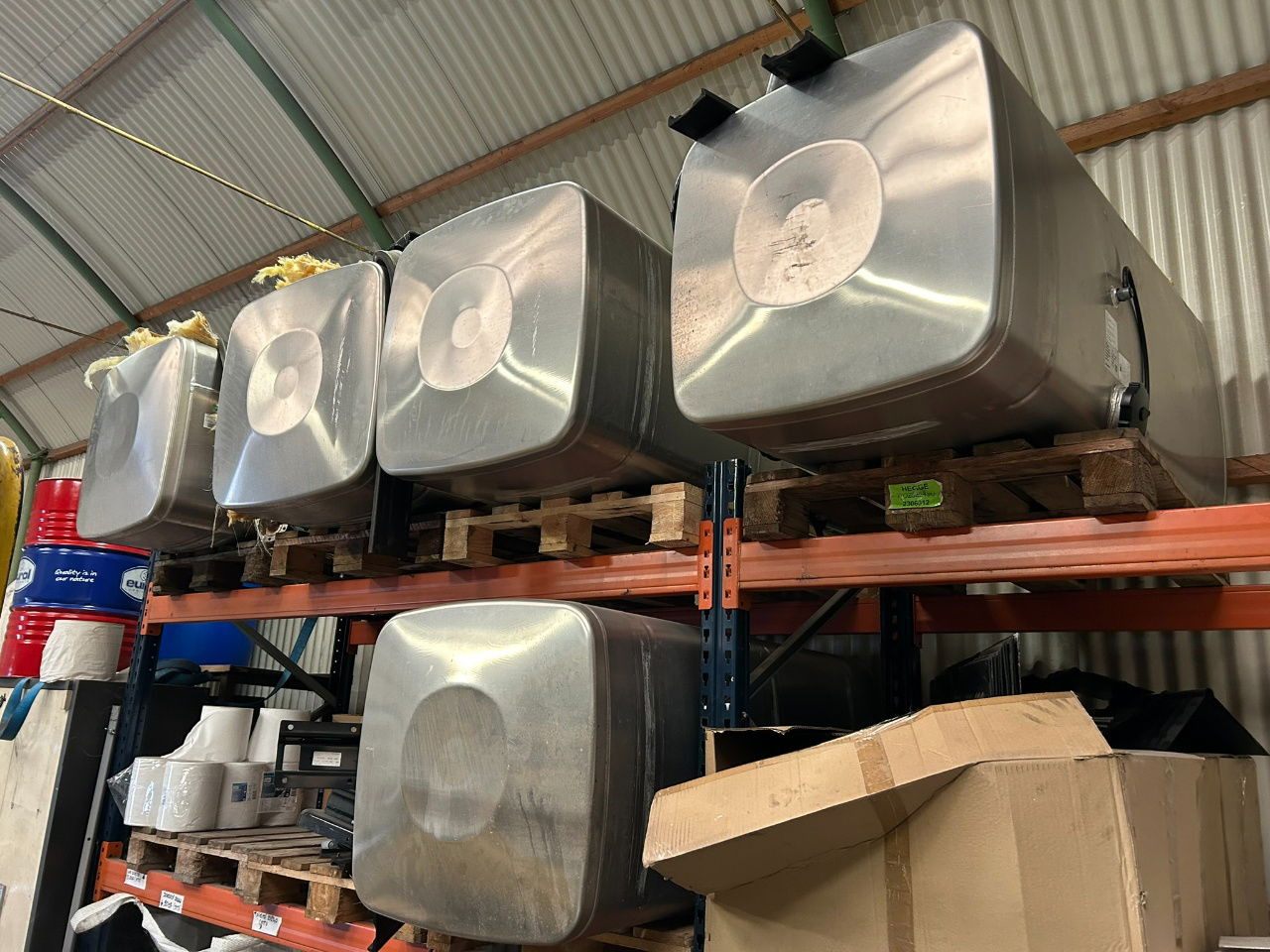 MAN 4 x Man 710 ltr tank orgineel / incl steunen / parts nr 81.12201-6949 160x70 - Serbatoio carburante: foto 1 MAN 4 x Man 710 ltr tank orgineel / incl steunen / parts nr 81.12201-6949 160x70 - Serbatoio carburante: foto 1