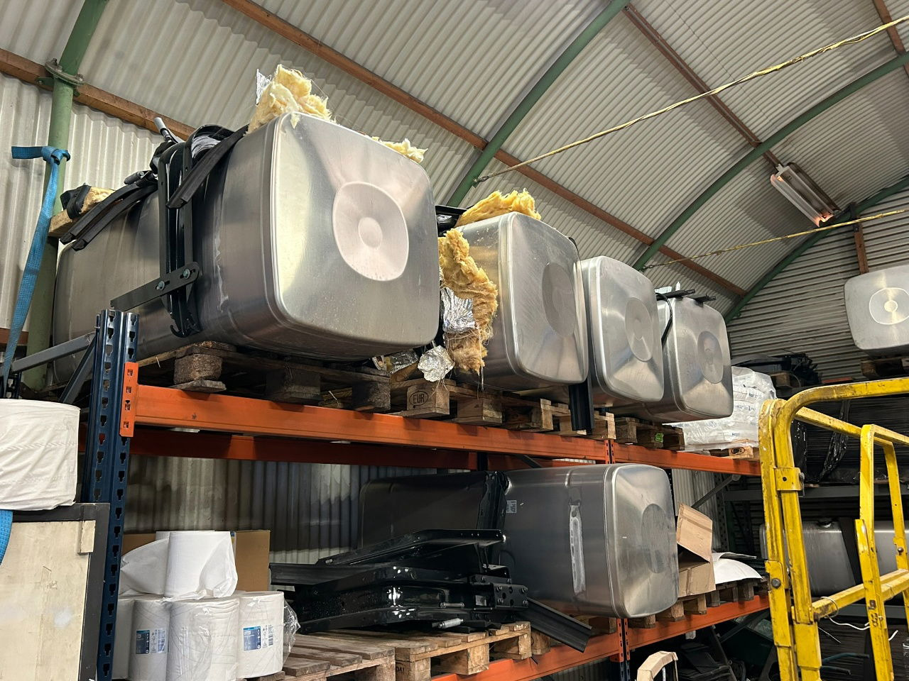 MAN 4 x Man 710 ltr tank orgineel / incl steunen / parts nr 81.12201-6949 160x70 - Serbatoio carburante: foto 2 MAN 4 x Man 710 ltr tank orgineel / incl steunen / parts nr 81.12201-6949 160x70 - Serbatoio carburante: foto 2