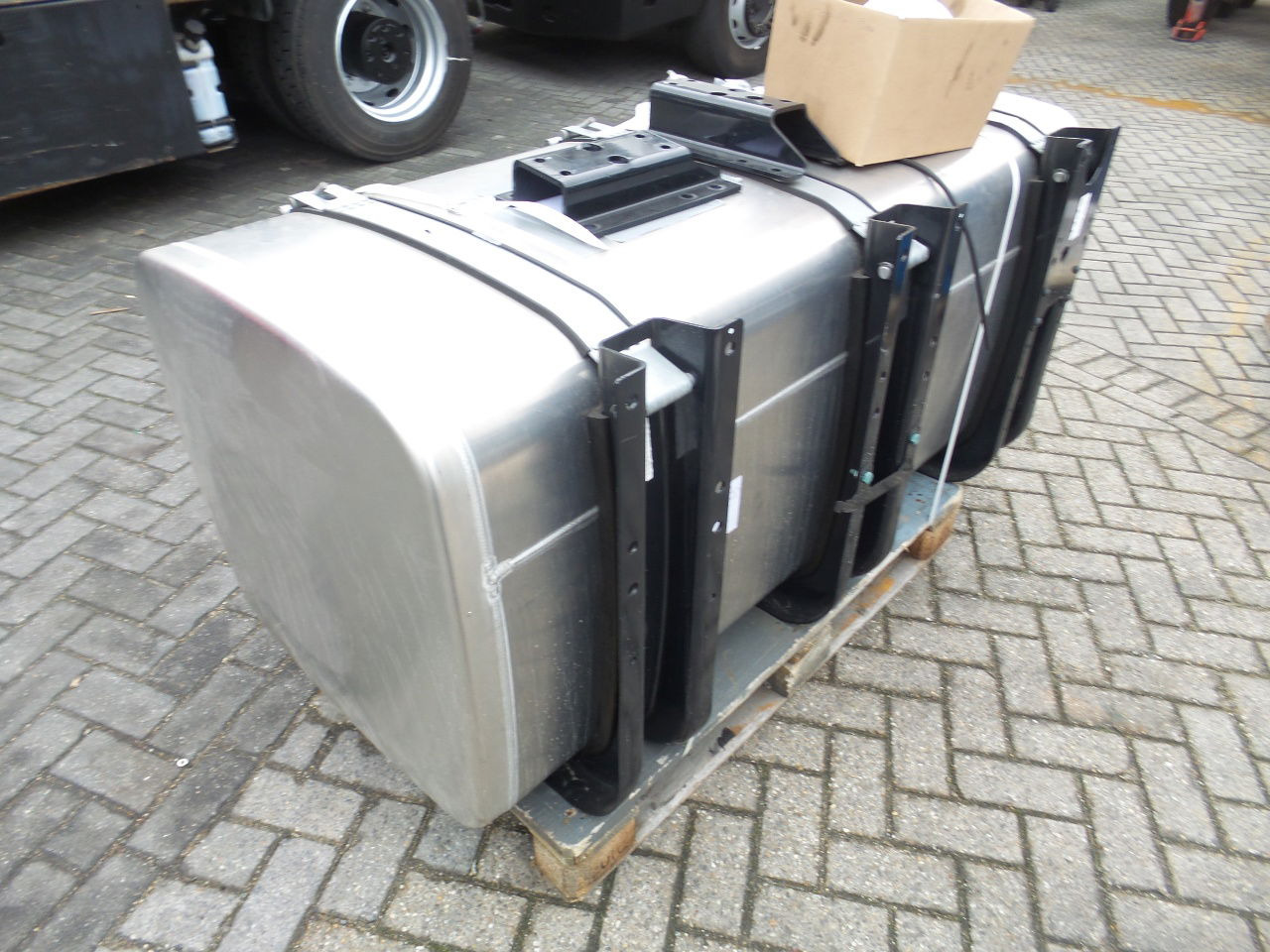 MAN 4 x Man 710 ltr tank orgineel / incl steunen / parts nr 81.12201-6949 160x70 - Serbatoio carburante: foto 3 MAN 4 x Man 710 ltr tank orgineel / incl steunen / parts nr 81.12201-6949 160x70 - Serbatoio carburante: foto 3