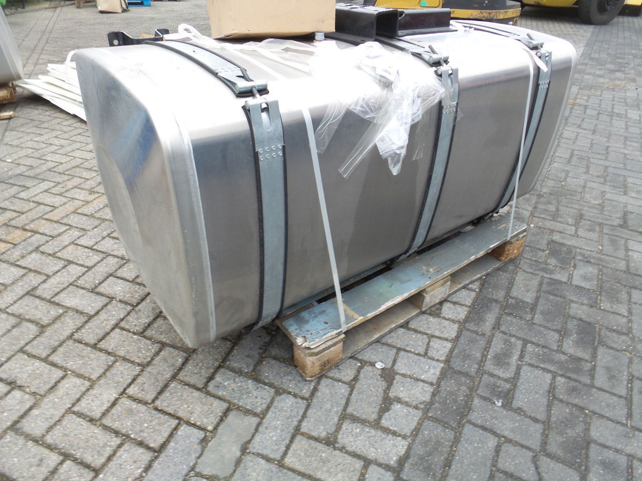 MAN 4 x Man 710 ltr tank orgineel / incl steunen / parts nr 81.12201-6949 160x70 - Serbatoio carburante: foto 5 MAN 4 x Man 710 ltr tank orgineel / incl steunen / parts nr 81.12201-6949 160x70 - Serbatoio carburante: foto 5