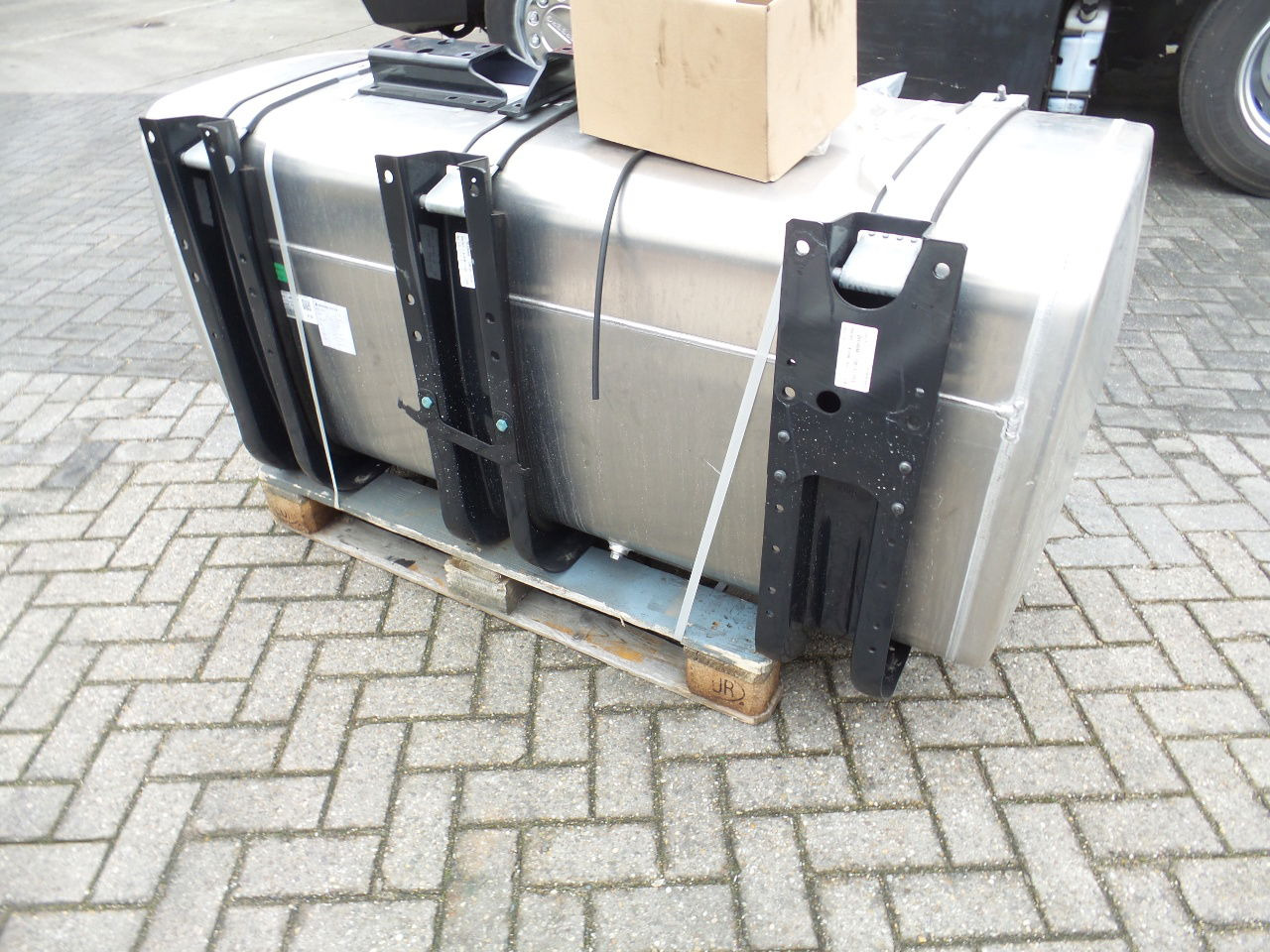 MAN 4 x Man 710 ltr tank orgineel / incl steunen / parts nr 81.12201-6949 160x70 - Serbatoio carburante: foto 4 MAN 4 x Man 710 ltr tank orgineel / incl steunen / parts nr 81.12201-6949 160x70 - Serbatoio carburante: foto 4