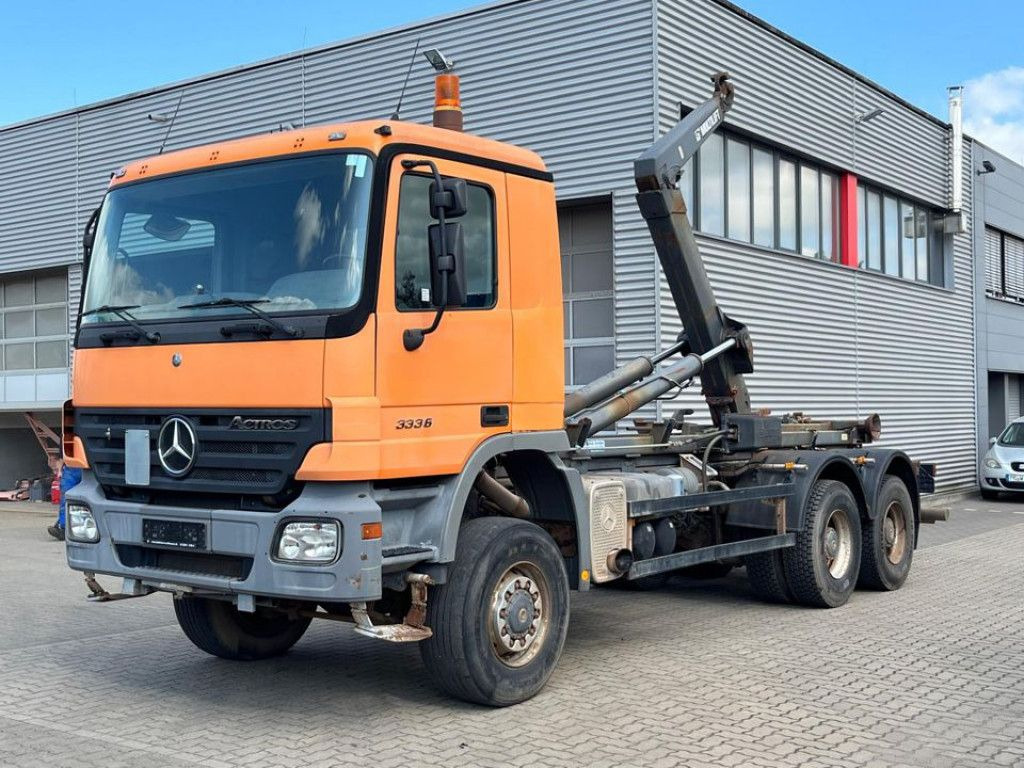 Mercedes-Benz Actros 3336 AK 6x6 Abrollkipper org. nur 84TKM - Autocarro scarrabile: foto 1 Mercedes-Benz Actros 3336 AK 6x6 Abrollkipper org. nur 84TKM - Autocarro scarrabile: foto 1