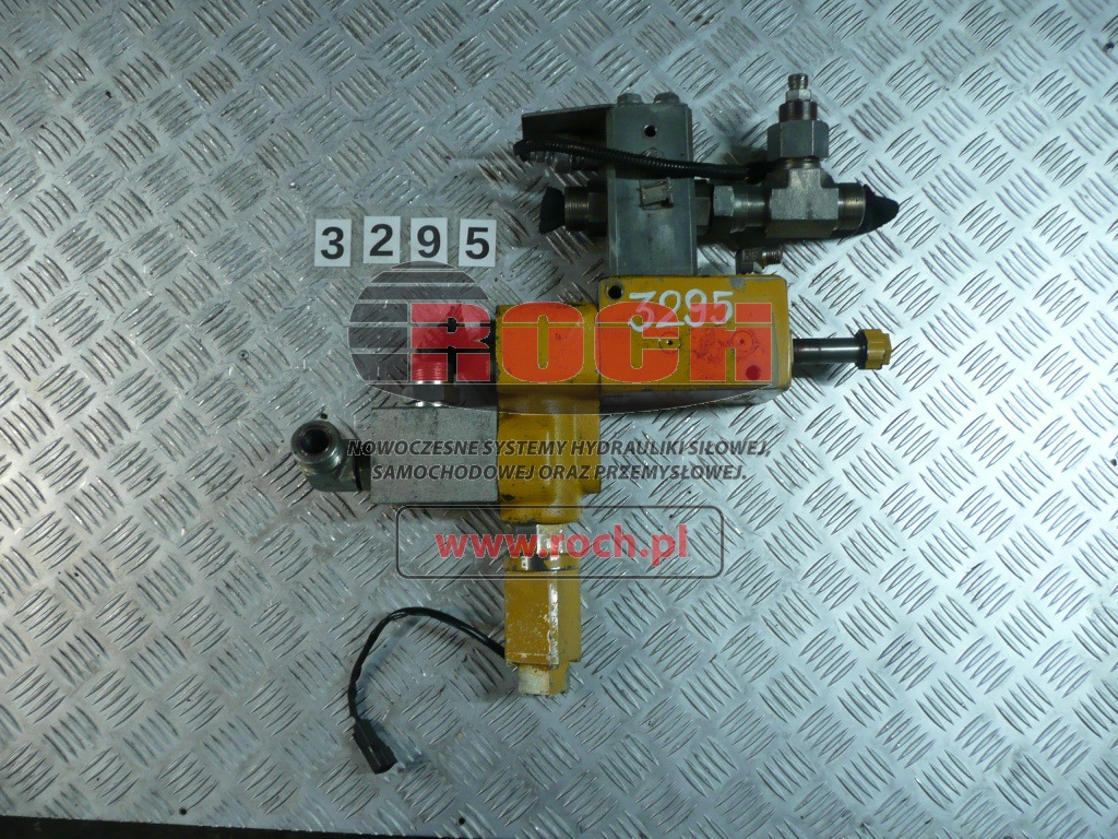 CATERPILLAR 297-0370 HE02 1800777 - 2 SEKCYJNY + 196-0826 HF00 + 199-1910 + CEWKA - Valvola idraulica: foto 1 CATERPILLAR 297-0370 HE02 1800777 - 2 SEKCYJNY + 196-0826 HF00 + 199-1910 + CEWKA - Valvola idraulica: foto 1