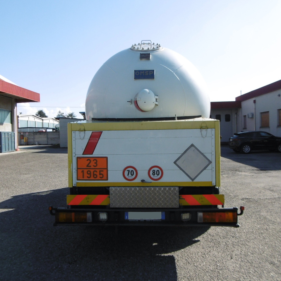 IVECO 150.24 - Camion cisterna: foto 2 IVECO 150.24 - Camion cisterna: foto 2