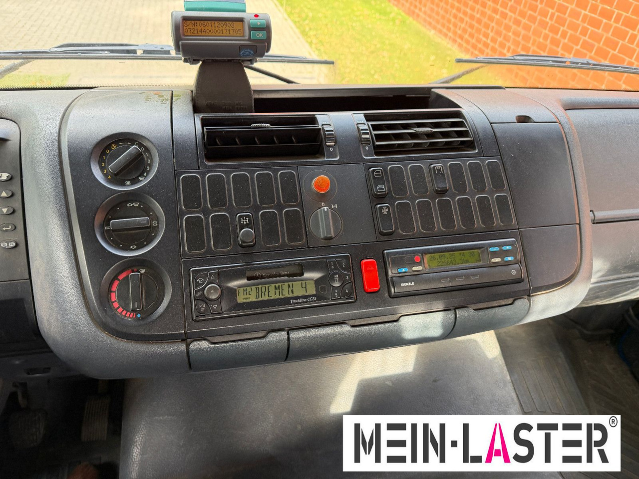 Autocarro con pianale/ Cassone fisso, Camion con gru Mercedes-Benz 1823 Atego Atlas 105.2 1.Hand nur 226.000 km: foto 8