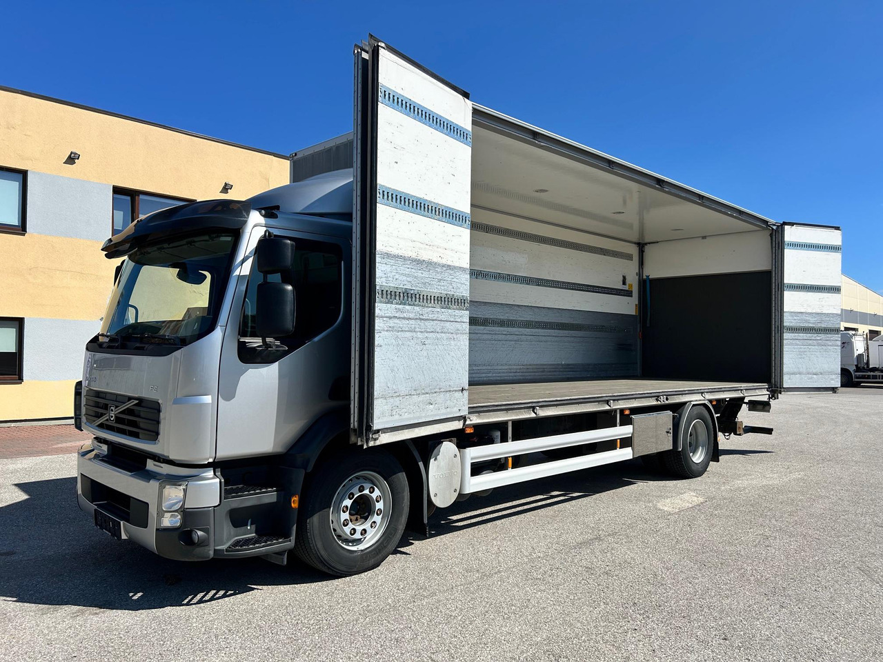 VOLVO FE260 - Autocarro furgonato: foto 3 VOLVO FE260 - Autocarro furgonato: foto 3