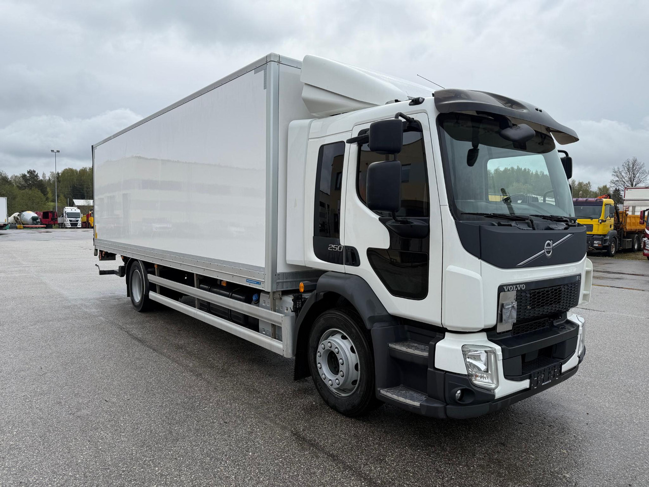 VOLVO FL250 - Autocarro furgonato: foto 1 VOLVO FL250 - Autocarro furgonato: foto 1