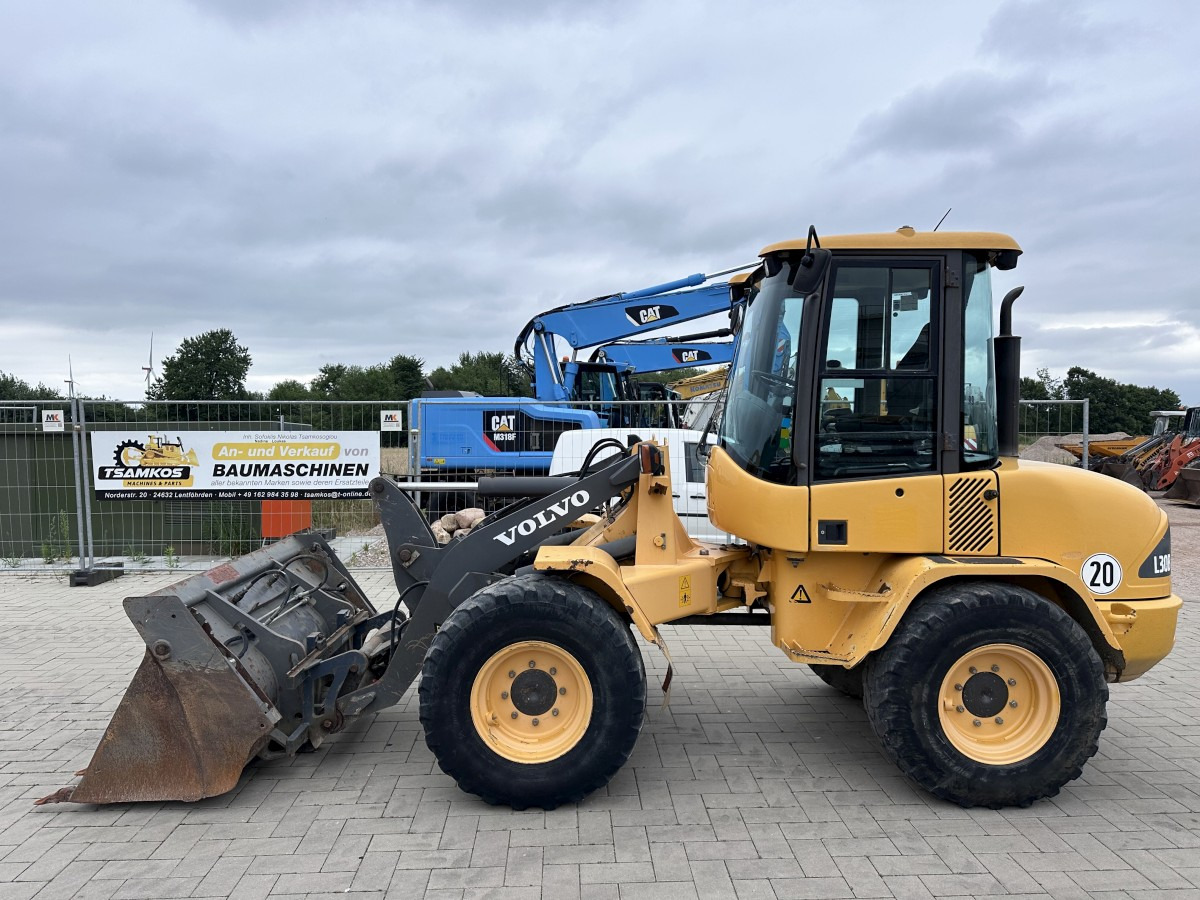 VOLVO L 30 B PRO 3er Kreis Klappschaufel+Palettengabel - Pala gommata: foto 1 VOLVO L 30 B PRO 3er Kreis Klappschaufel+Palettengabel - Pala gommata: foto 1