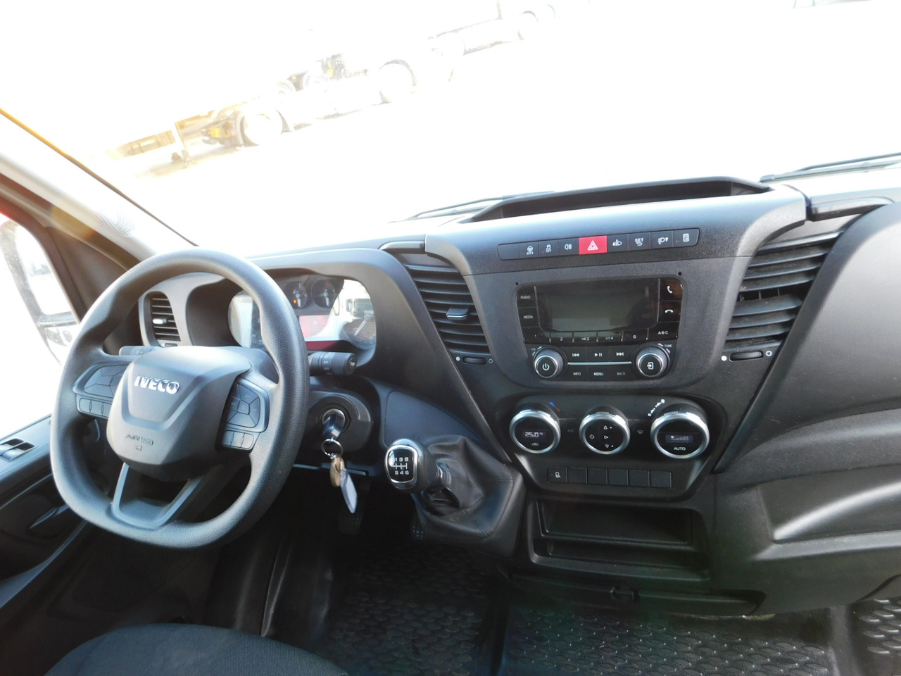Foto d'interni 1: Furgone box Iveco 35c16h30