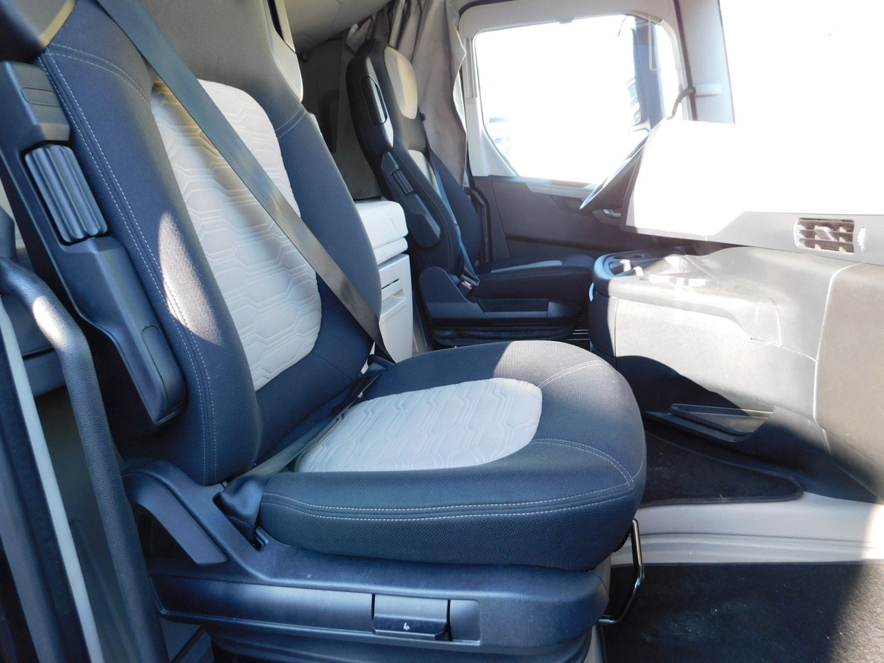 Ford F max ll 4x2 scab e6 eco 16spdamt ecotorq - Trattore stradale: foto 5 Ford F max ll 4x2 scab e6 eco 16spdamt ecotorq - Trattore stradale: foto 5