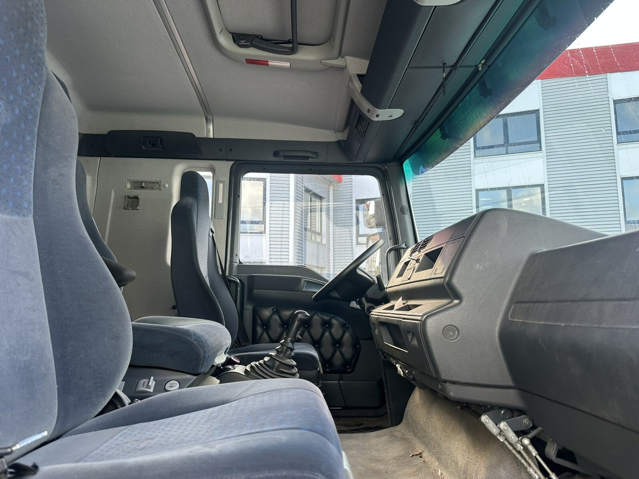 MAN TGA 18.350 4x2 LL TGA 18.350 4x2 LL, Fahrschulausstattung - Camion: foto 3 MAN TGA 18.350 4x2 LL TGA 18.350 4x2 LL, Fahrschulausstattung - Camion: foto 3