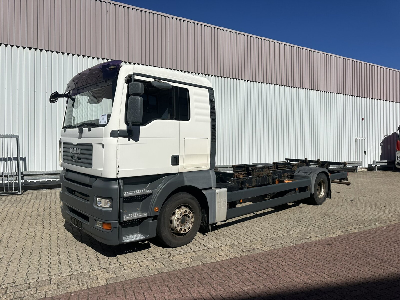 MAN TGA 18.360 LL 4x2 TGA 18.360 LL 4x2, Fahrschule - Camion: foto 1 MAN TGA 18.360 LL 4x2 TGA 18.360 LL 4x2, Fahrschule - Camion: foto 1