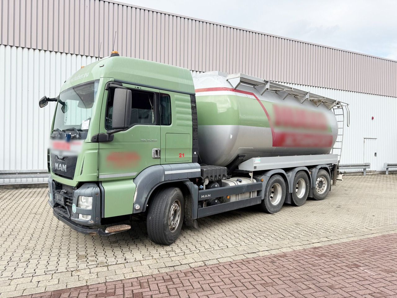 MAN TGS 35.460 8x4-4 BL TGS 35.460 8x4-4 BL, Intarder, Lenk/Lift, Kippsilo ca. 32m³, Kompressor - Camion: foto 1 MAN TGS 35.460 8x4-4 BL TGS 35.460 8x4-4 BL, Intarder, Lenk/Lift, Kippsilo ca. 32m³, Kompressor - Camion: foto 1