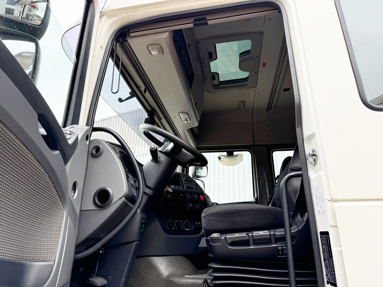 DAF XF 410 FA 4x2 XF 410 FA 4x2, Fahrschule, 2x AHK, 6 Sitze - Autocarro con pianale/ Cassone fisso: foto 2 DAF XF 410 FA 4x2 XF 410 FA 4x2, Fahrschule, 2x AHK, 6 Sitze - Autocarro con pianale/ Cassone fisso: foto 2