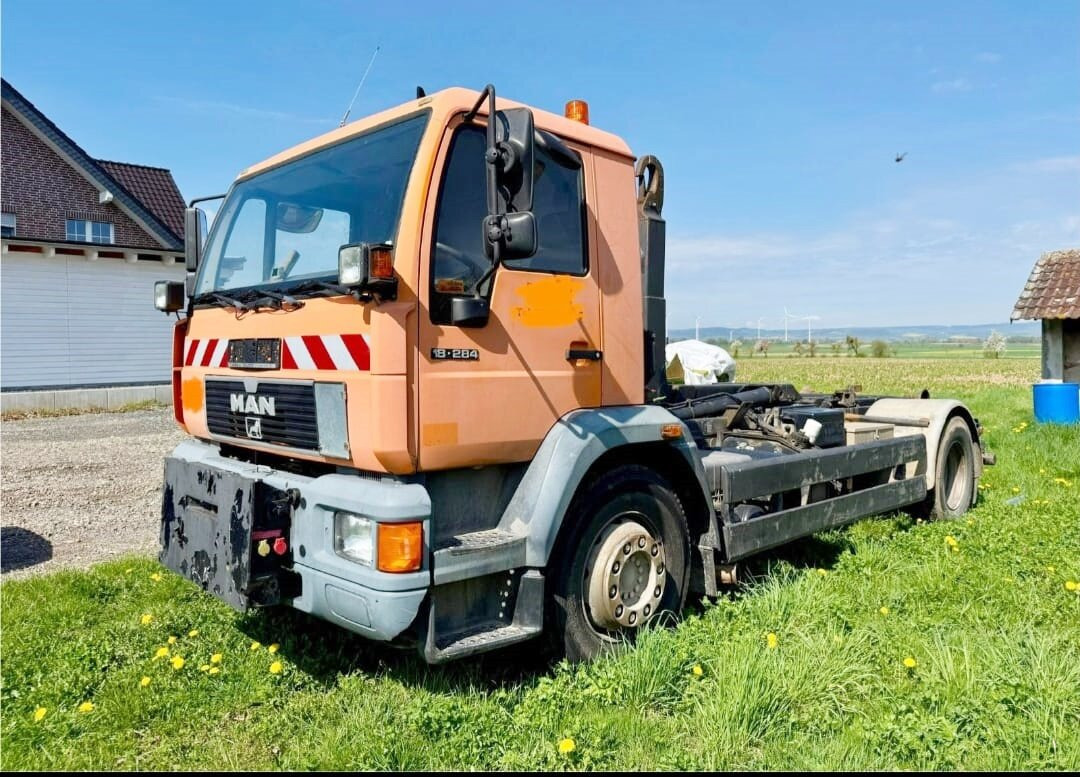 MAN LE 18.280 4x2 LL LE 18.280 4x2 LL, 6-Zylinder, Winterdienstausstattung - Autocarro scarrabile: foto 1 MAN LE 18.280 4x2 LL LE 18.280 4x2 LL, 6-Zylinder, Winterdienstausstattung - Autocarro scarrabile: foto 1