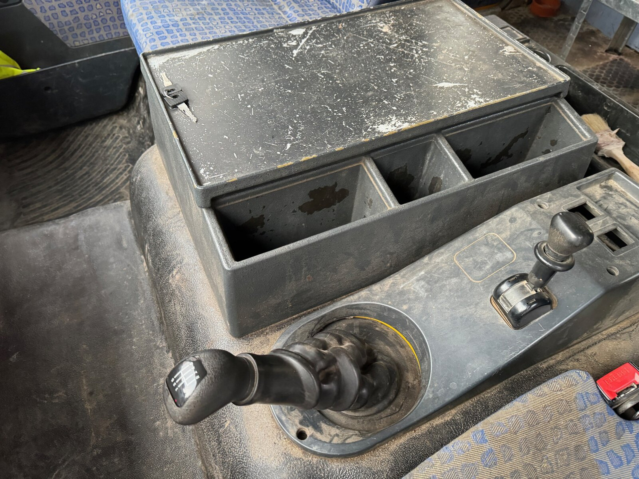 MAN LE 8.180 4X2 BB Doka LE 8.180 4X2 BB Doka, 2x AHK - Autocarro ribaltabile: foto 3 MAN LE 8.180 4X2 BB Doka LE 8.180 4X2 BB Doka, 2x AHK - Autocarro ribaltabile: foto 3