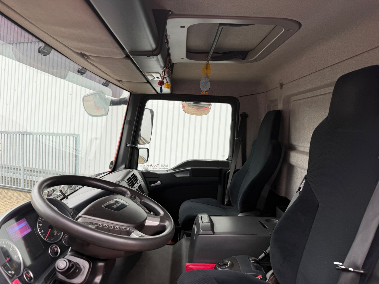 MAN TGM 22.290 6x2-4 LL TGM 22.290 6x2-4 LL, EEV, Lenkachse, 2x AHK, Getränkekoffer, LBW MBB - Autocarro furgonato: foto 5 MAN TGM 22.290 6x2-4 LL TGM 22.290 6x2-4 LL, EEV, Lenkachse, 2x AHK, Getränkekoffer, LBW MBB - Autocarro furgonato: foto 5