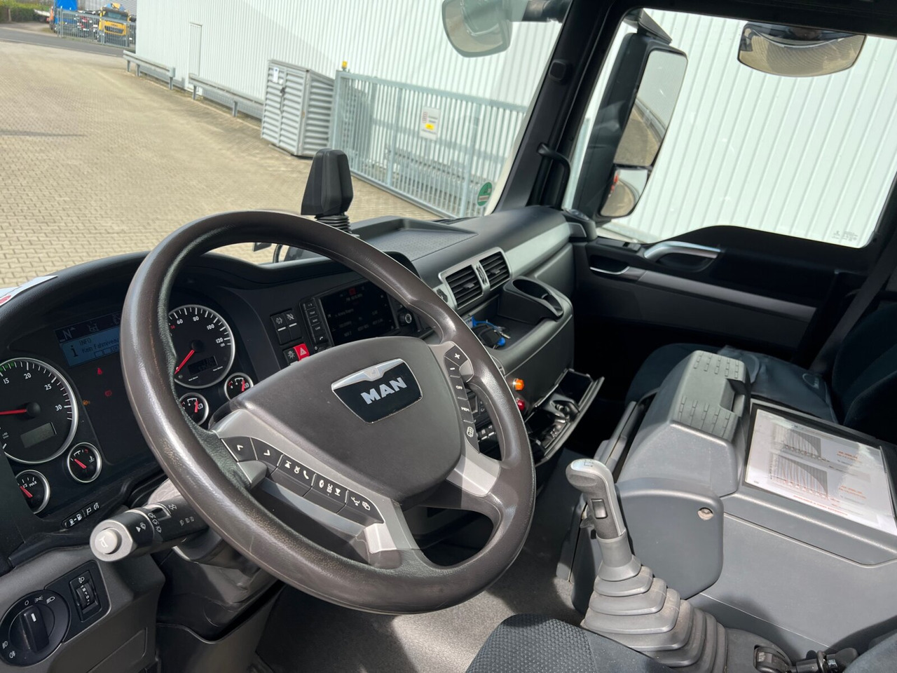 MAN TGS 26.360/400 6x2-4 BL TGS 26.360/400 6x2-4 BL, Lenk-/Lift, Kran Atlas AK 206.3E A5, Funk - Camion con gru, Autocarro con pianale/ Cassone fisso: foto 3 MAN TGS 26.360/400 6x2-4 BL TGS 26.360/400 6x2-4 BL, Lenk-/Lift, Kran Atlas AK 206.3E A5, Funk - Camion con gru, Autocarro con pianale/ Cassone fisso: foto 3