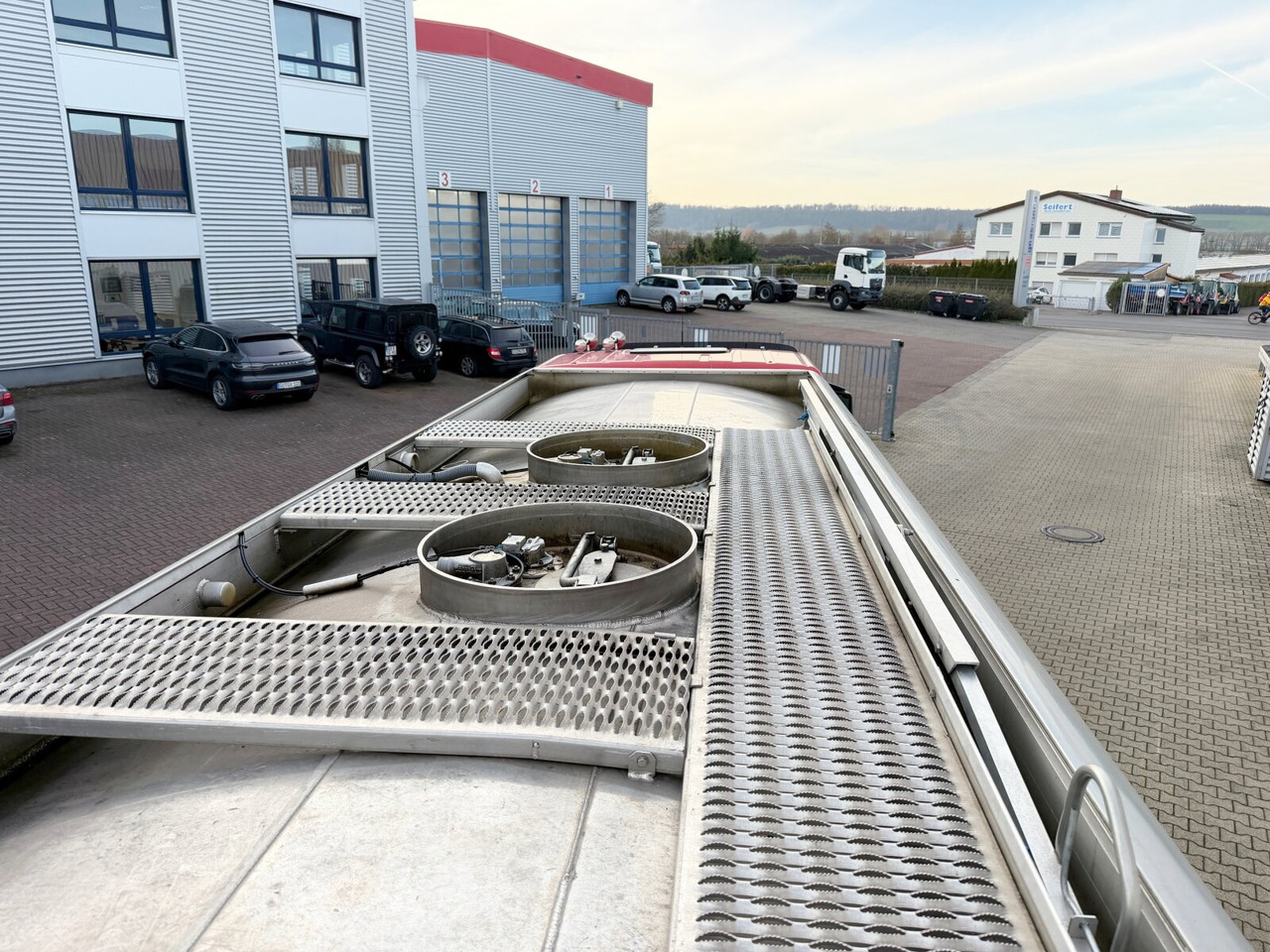 MAN TGS 26.400 6x2-4 LL TGS 26.400 6x2-4 LL, Lenk-/Lift, Navi, ADR, Esterer Tank ca. 19270l, 2 Kammern, Funk - Camion cisterna: foto 4 MAN TGS 26.400 6x2-4 LL TGS 26.400 6x2-4 LL, Lenk-/Lift, Navi, ADR, Esterer Tank ca. 19270l, 2 Kammern, Funk - Camion cisterna: foto 4