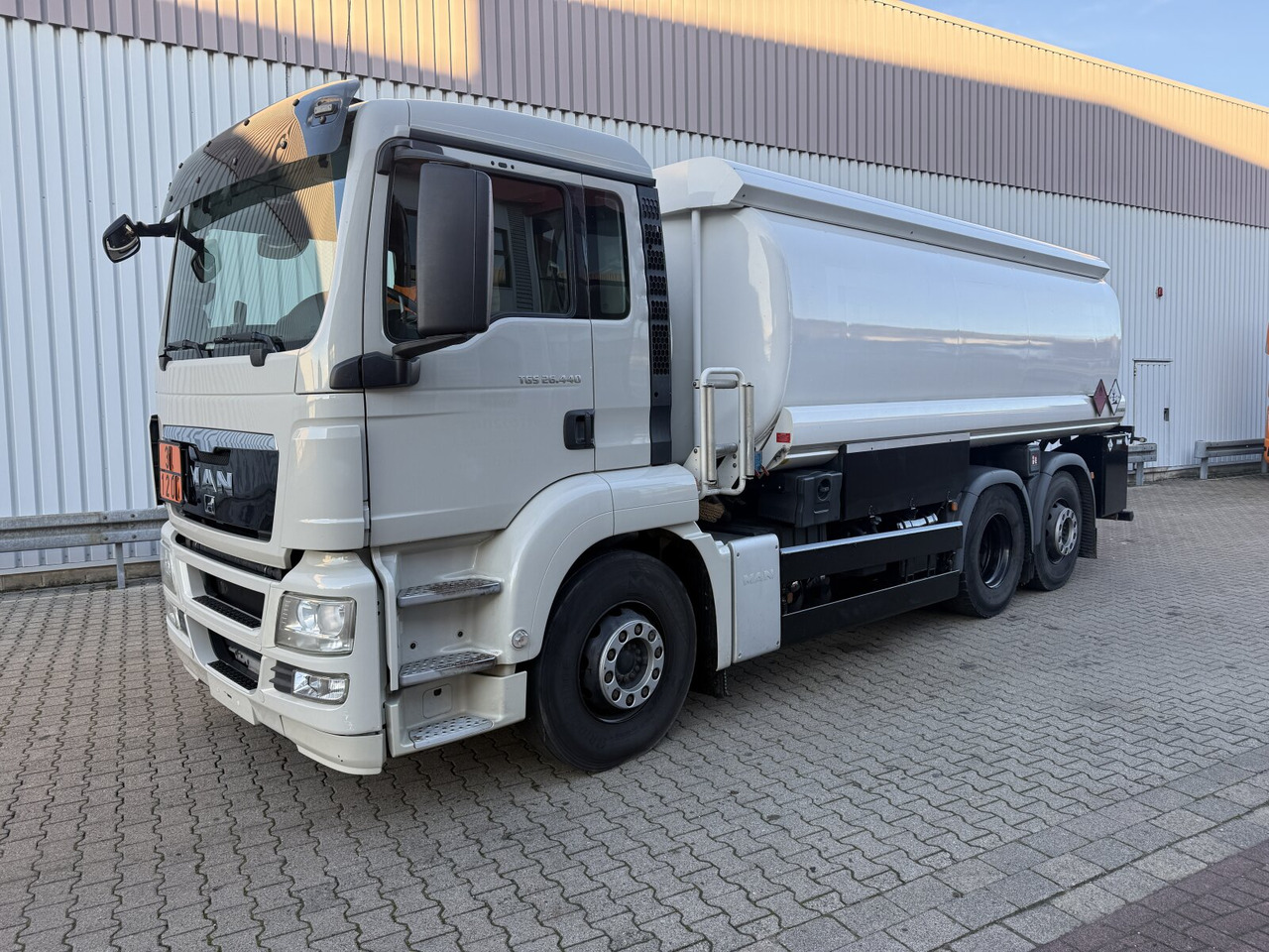 MAN TGS 26.440 6x2-4 BL TGS 26.440 6x2-4 BL, Lenk-/Liftachse, ADR, Esterer Tank ca. 20.340l, 3 Kammern - Camion cisterna: foto 1 MAN TGS 26.440 6x2-4 BL TGS 26.440 6x2-4 BL, Lenk-/Liftachse, ADR, Esterer Tank ca. 20.340l, 3 Kammern - Camion cisterna: foto 1