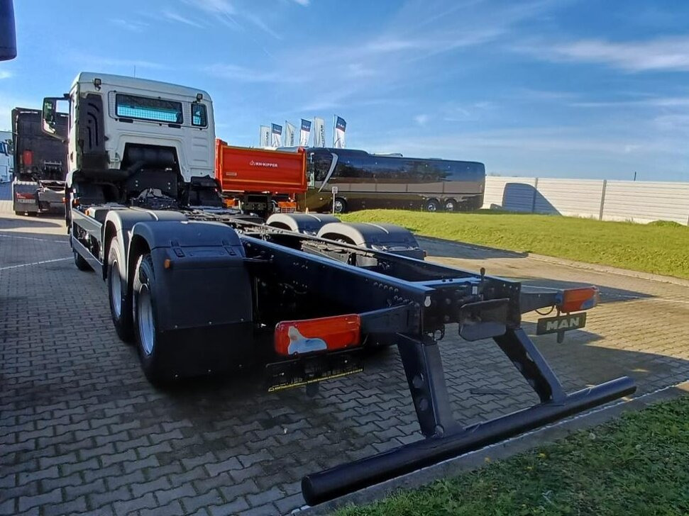 MAN TGS 33.440 6x6 BB CH TGS 33.440 6x6 BB CH, Hohe Bauart, Nebenantrieb - Autocarro telaio: foto 4 MAN TGS 33.440 6x6 BB CH TGS 33.440 6x6 BB CH, Hohe Bauart, Nebenantrieb - Autocarro telaio: foto 4