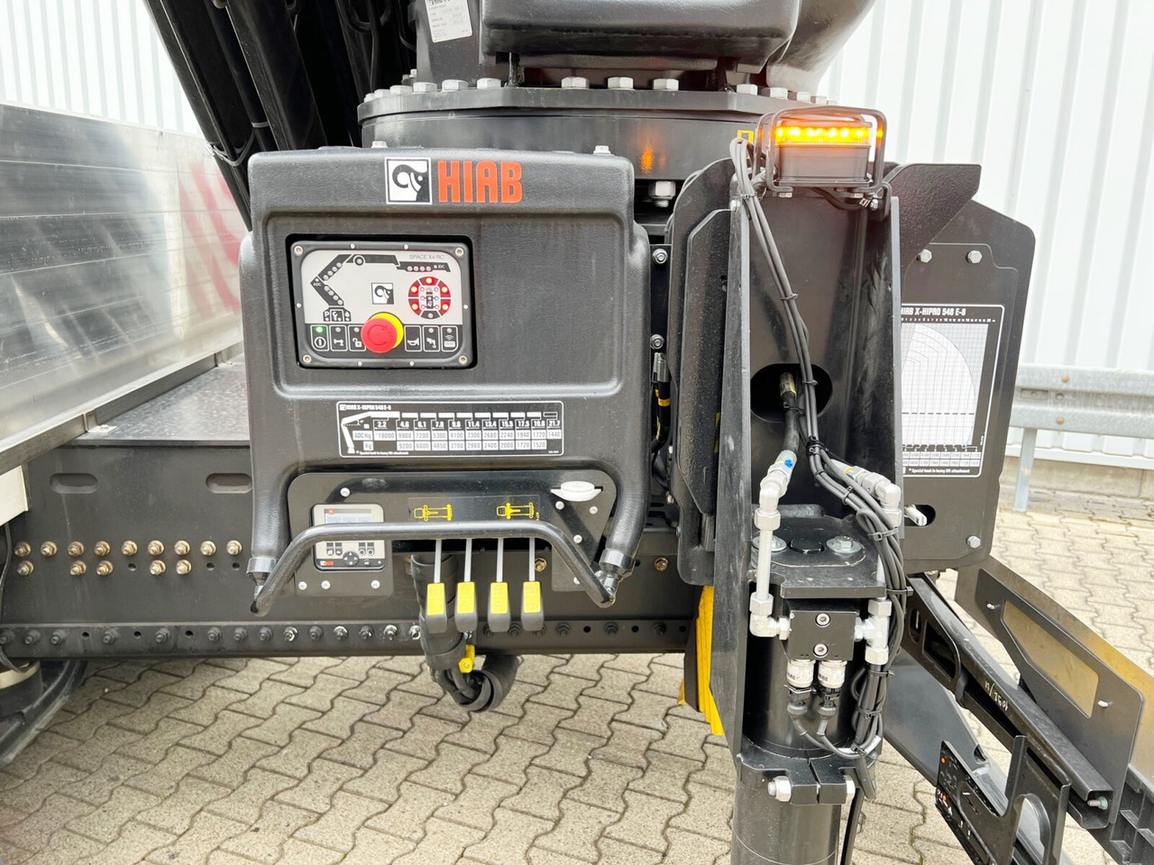 MAN TGX 26.510 6x2-4 LL CH TGX 26.510 6x2-4 LL, Kran Hiab X-HiPro 548 E-8, Lenk-/Liftachse, TwistLock 20Fuß, Funk, Retarder - Camion con gru, Autocarro con pianale/ Cassone fisso: foto 3 MAN TGX 26.510 6x2-4 LL CH TGX 26.510 6x2-4 LL, Kran Hiab X-HiPro 548 E-8, Lenk-/Liftachse, TwistLock 20Fuß, Funk, Retarder - Camion con gru, Autocarro con pianale/ Cassone fisso: foto 3