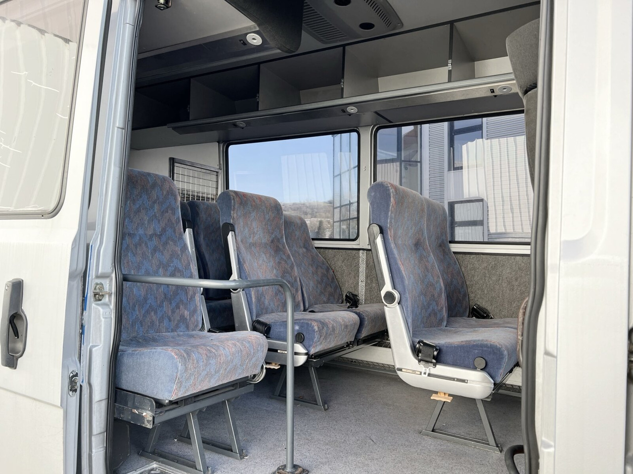 Mercedes-Benz 711 D-KA 4x2 711 D-KA 4x2, Standklima, 11-Sitze, 2 x on stock - Minibus, Pulmino: foto 4 Mercedes-Benz 711 D-KA 4x2 711 D-KA 4x2, Standklima, 11-Sitze, 2 x on stock - Minibus, Pulmino: foto 4