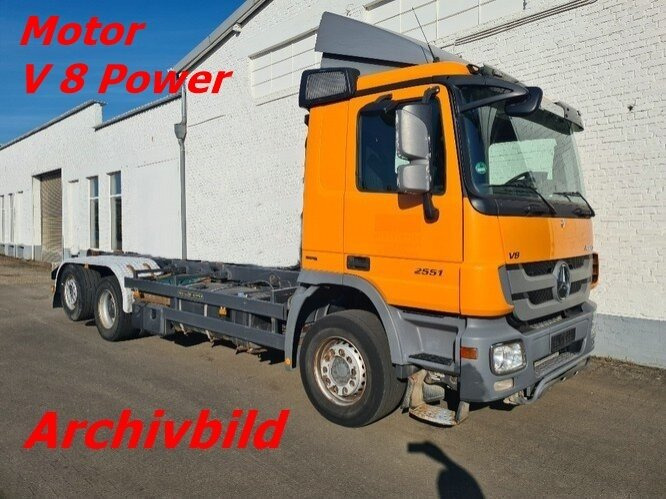 Mercedes-Benz Actros 2551 L 6x2 Actros 2551L/6x2, Lenk-Liftachse V 8 Motor - Autocarro telaio: foto 1 Mercedes-Benz Actros 2551 L 6x2 Actros 2551L/6x2, Lenk-Liftachse V 8 Motor - Autocarro telaio: foto 1