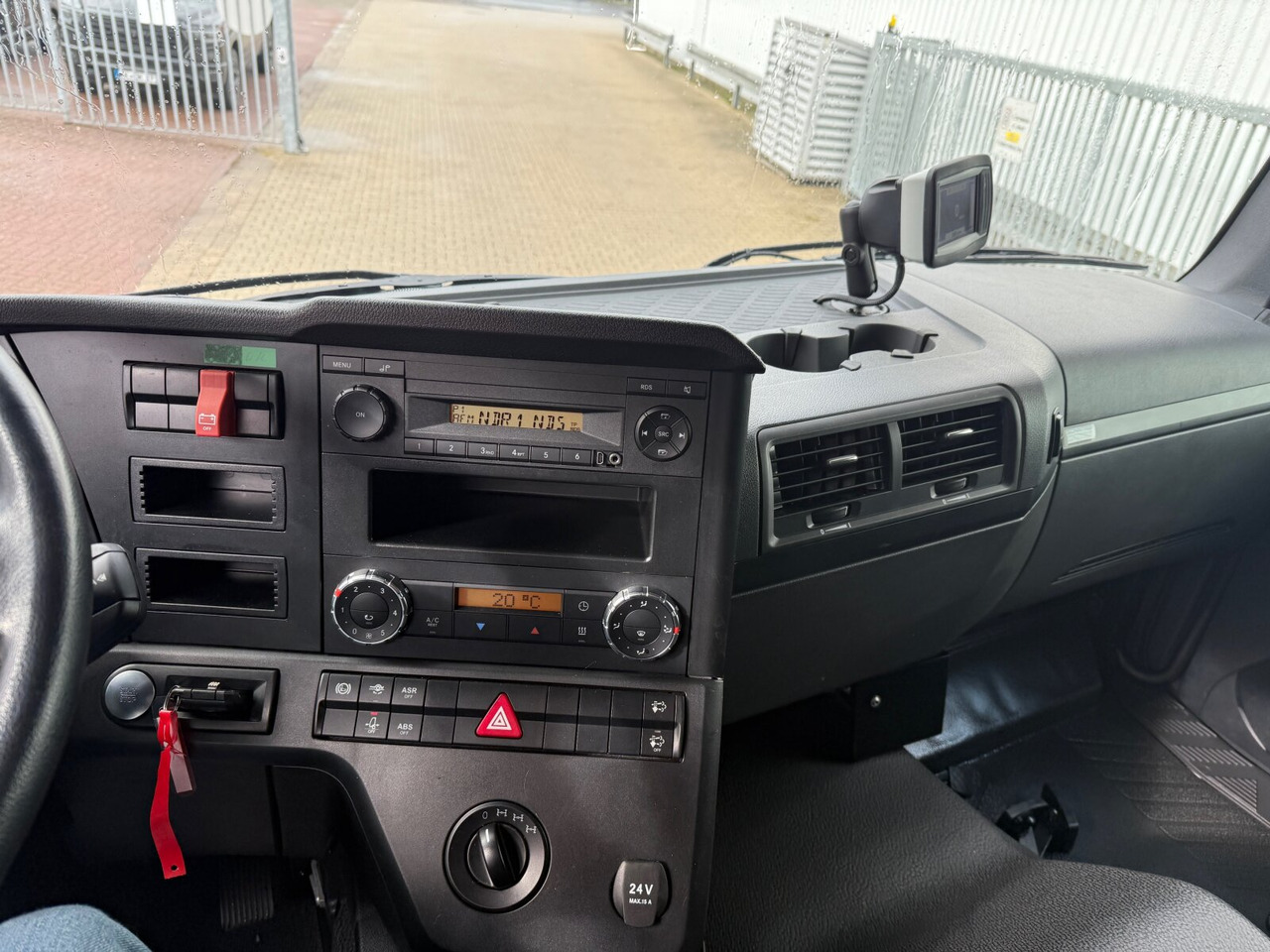 Mercedes-Benz Arocs 1827 A 4x4 Arocs 1827 A 4x4, Ex-! - Autocarro con pianale/ Cassone fisso: foto 3 Mercedes-Benz Arocs 1827 A 4x4 Arocs 1827 A 4x4, Ex-! - Autocarro con pianale/ Cassone fisso: foto 3