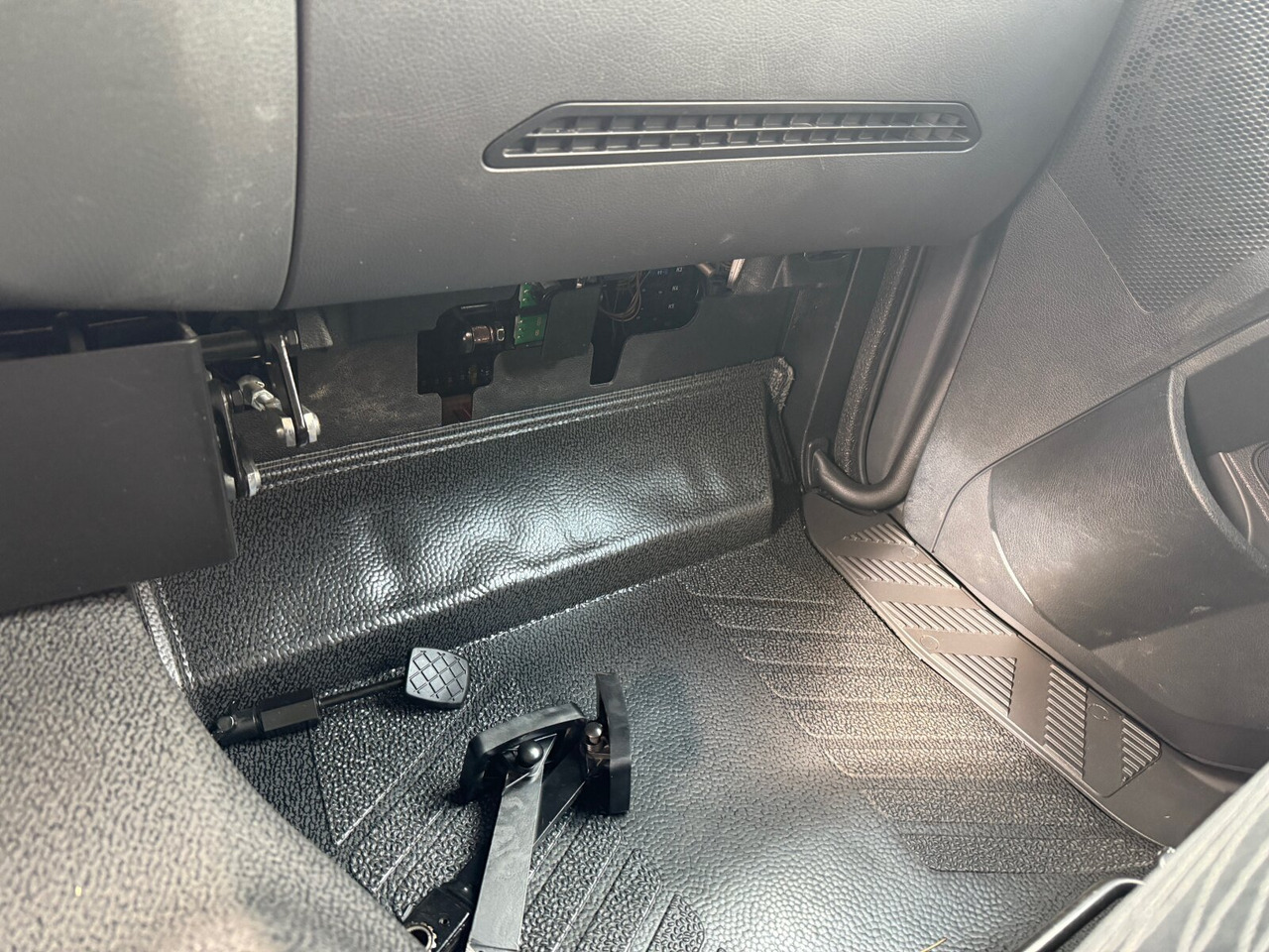 Mercedes-Benz Arocs 1827 A 4x4 Arocs 1827 A 4x4, Ex-! - Autocarro con pianale/ Cassone fisso: foto 4 Mercedes-Benz Arocs 1827 A 4x4 Arocs 1827 A 4x4, Ex-! - Autocarro con pianale/ Cassone fisso: foto 4