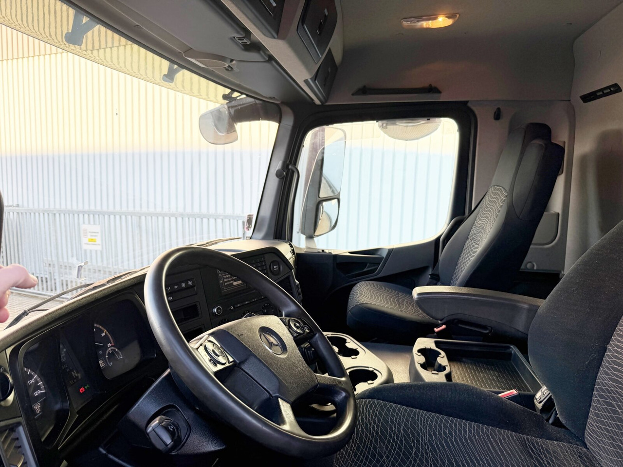 Mercedes-Benz Arocs 3351 AK 6x6 Arocs 3351 AK 6x6, Retarder, Grounder, Motorabtrieb, pneum. Heckklappenöffnung - Autocarro ribaltabile: foto 4 Mercedes-Benz Arocs 3351 AK 6x6 Arocs 3351 AK 6x6, Retarder, Grounder, Motorabtrieb, pneum. Heckklappenöffnung - Autocarro ribaltabile: foto 4