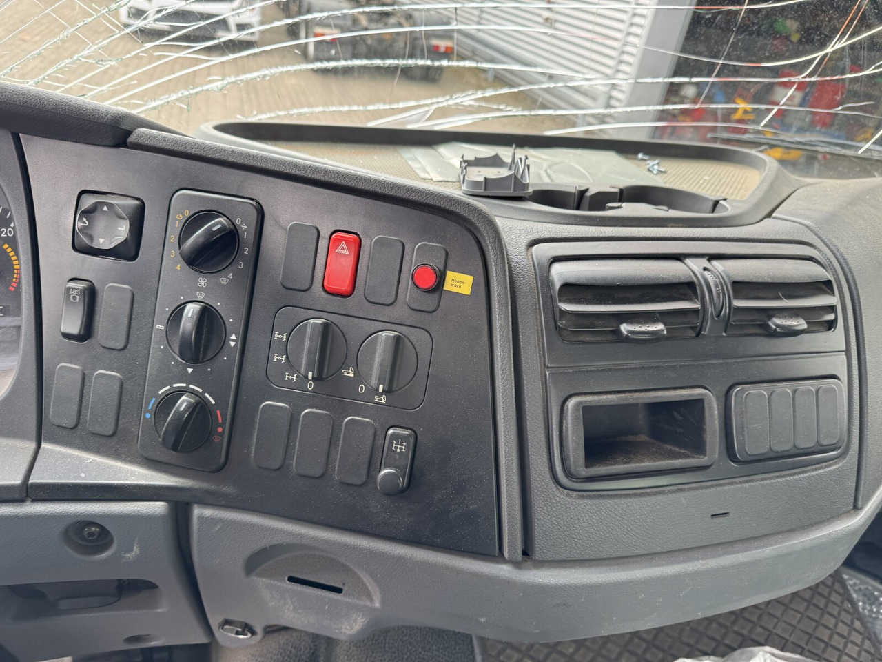 Mercedes-Benz Atego 1023 A 4x4 mit Unfallschaden! Atego 1023 A 4x4, Einzelbereifung, Heckkran Palfinger PK4501-B, Funk, UNFALLSCHADEN! - Autocarro telaio, Camion con gru: foto 4 Mercedes-Benz Atego 1023 A 4x4 mit Unfallschaden! Atego 1023 A 4x4, Einzelbereifung, Heckkran Palfinger PK4501-B, Funk, UNFALLSCHADEN! - Autocarro telaio, Camion con gru: foto 4