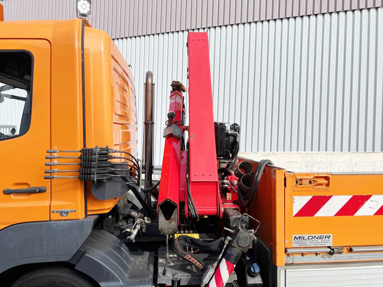 Mercedes-Benz Atego 1023 L 4x2 Atego 1023 L 4x2 mit Kran Fassi F85B.0.21 - Camion con gru, Autocarro con pianale/ Cassone fisso: foto 2 Mercedes-Benz Atego 1023 L 4x2 Atego 1023 L 4x2 mit Kran Fassi F85B.0.21 - Camion con gru, Autocarro con pianale/ Cassone fisso: foto 2