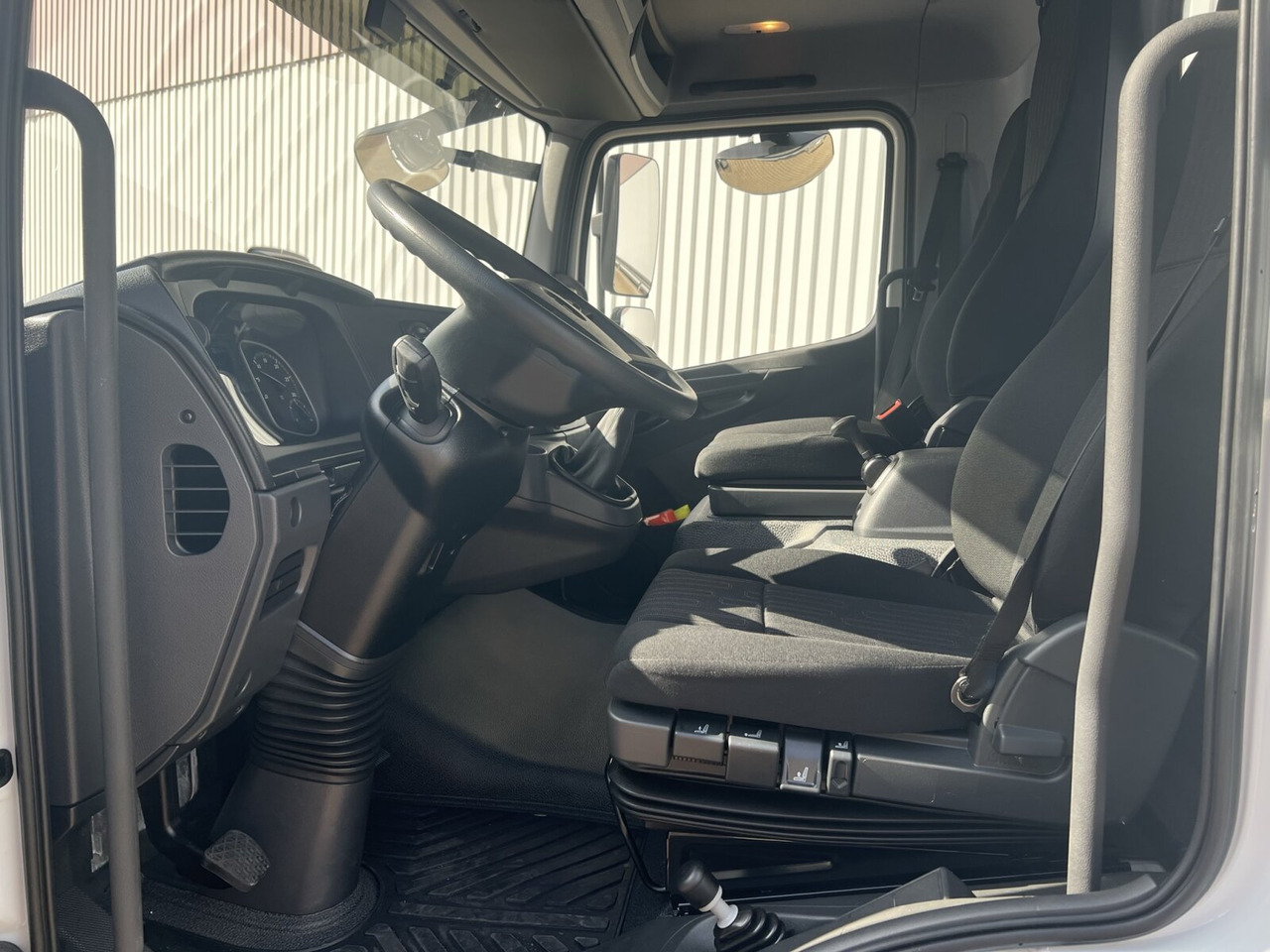 Mercedes-Benz Atego 818 K 4x2 Atego 818 K 4x2, 2x AHK, Meiller-Kipper, mehrfach Vorhanden! - Autocarro ribaltabile: foto 4 Mercedes-Benz Atego 818 K 4x2 Atego 818 K 4x2, 2x AHK, Meiller-Kipper, mehrfach Vorhanden! - Autocarro ribaltabile: foto 4