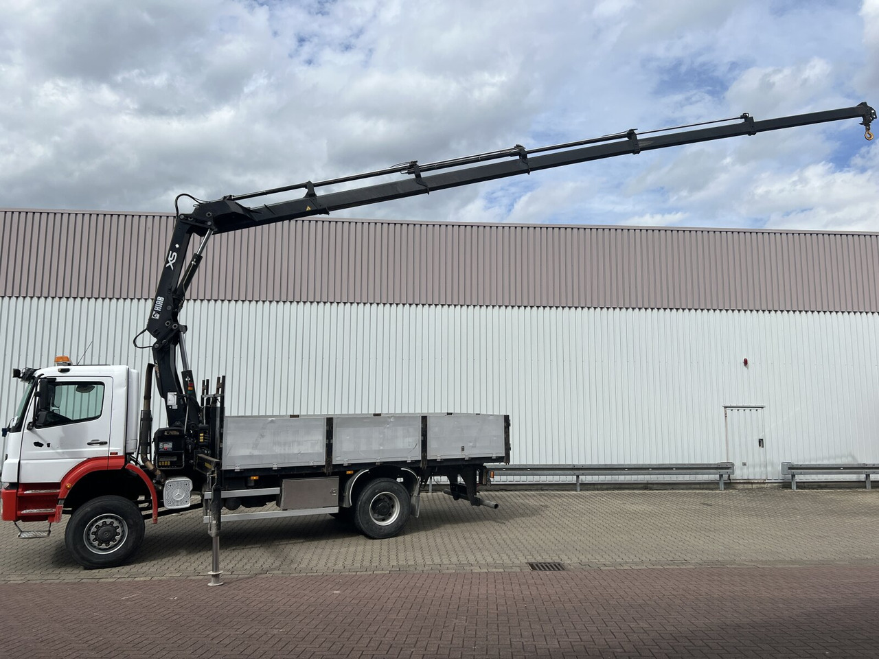 Camion con gru, Autocarro con pianale/ Cassone fisso Mercedes-Benz Axor 1828 A 4x4 Axor 1828 A 4x4 mit Kran Hiab XS 166 E-5: foto 11