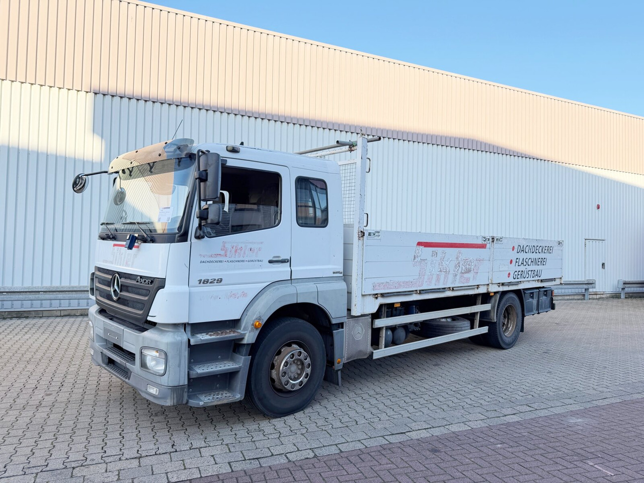 Mercedes-Benz Axor 1829 L 4x2 Axor 1829 L 4x2, 6-Sitzer - Autocarro con pianale/ Cassone fisso: foto 1 Mercedes-Benz Axor 1829 L 4x2 Axor 1829 L 4x2, 6-Sitzer - Autocarro con pianale/ Cassone fisso: foto 1