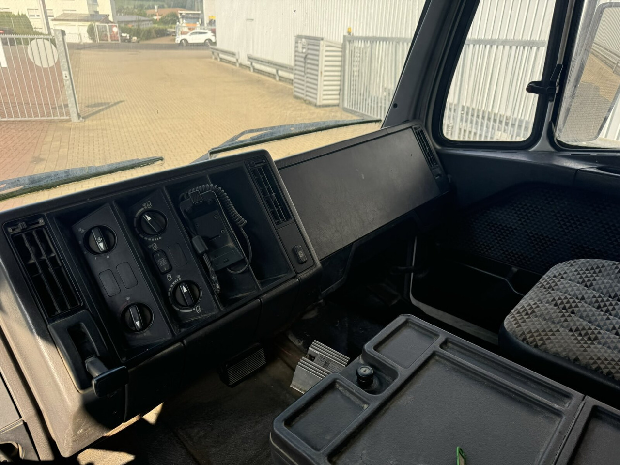 Mercedes-Benz SK 1827L 4x2 SK 1827L 4x2 - Autocarro con pianale/ Cassone fisso: foto 3 Mercedes-Benz SK 1827L 4x2 SK 1827L 4x2 - Autocarro con pianale/ Cassone fisso: foto 3