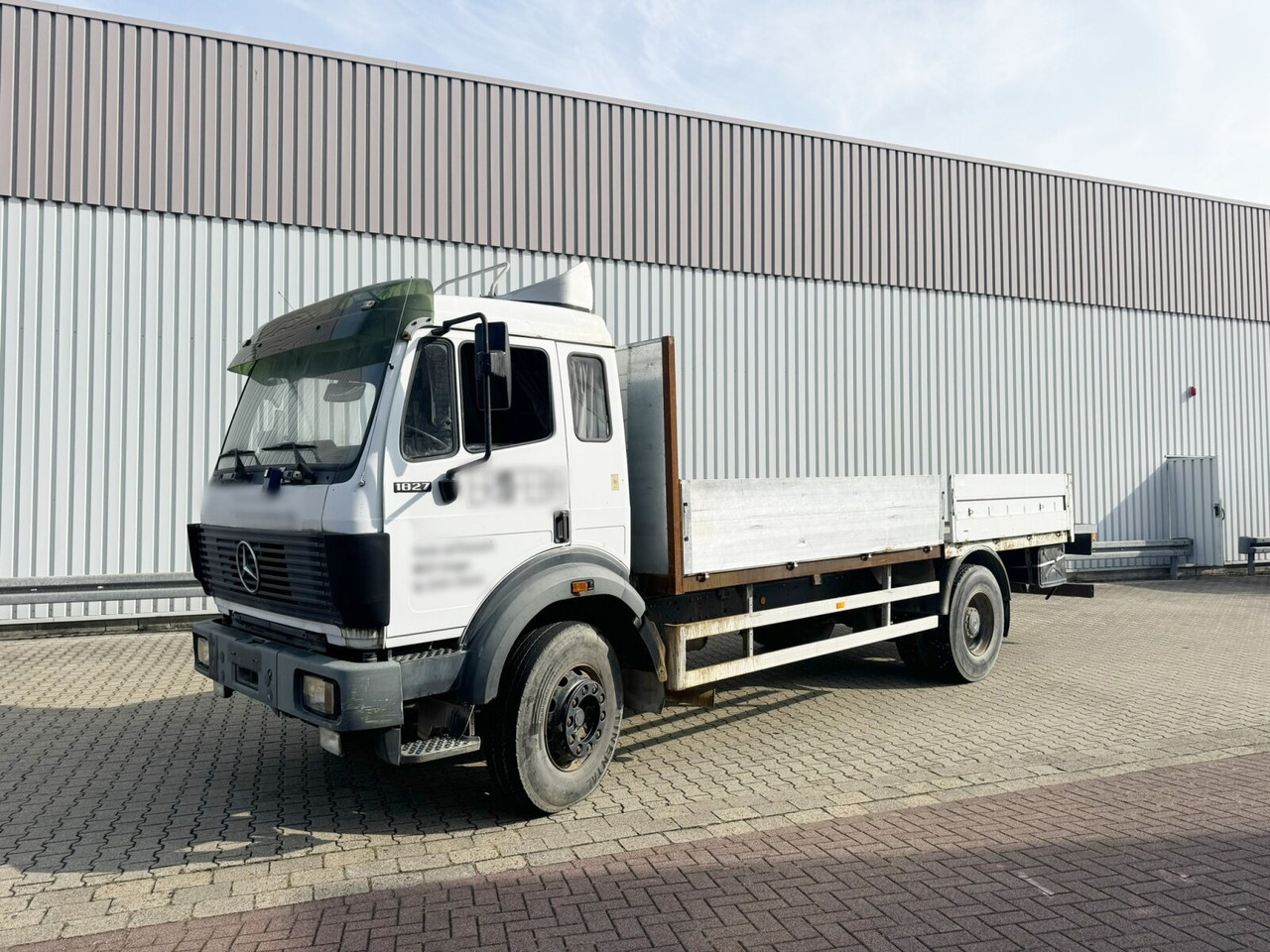 Mercedes-Benz SK 1827L 4x2 SK 1827L 4x2 - Autocarro con pianale/ Cassone fisso: foto 1 Mercedes-Benz SK 1827L 4x2 SK 1827L 4x2 - Autocarro con pianale/ Cassone fisso: foto 1