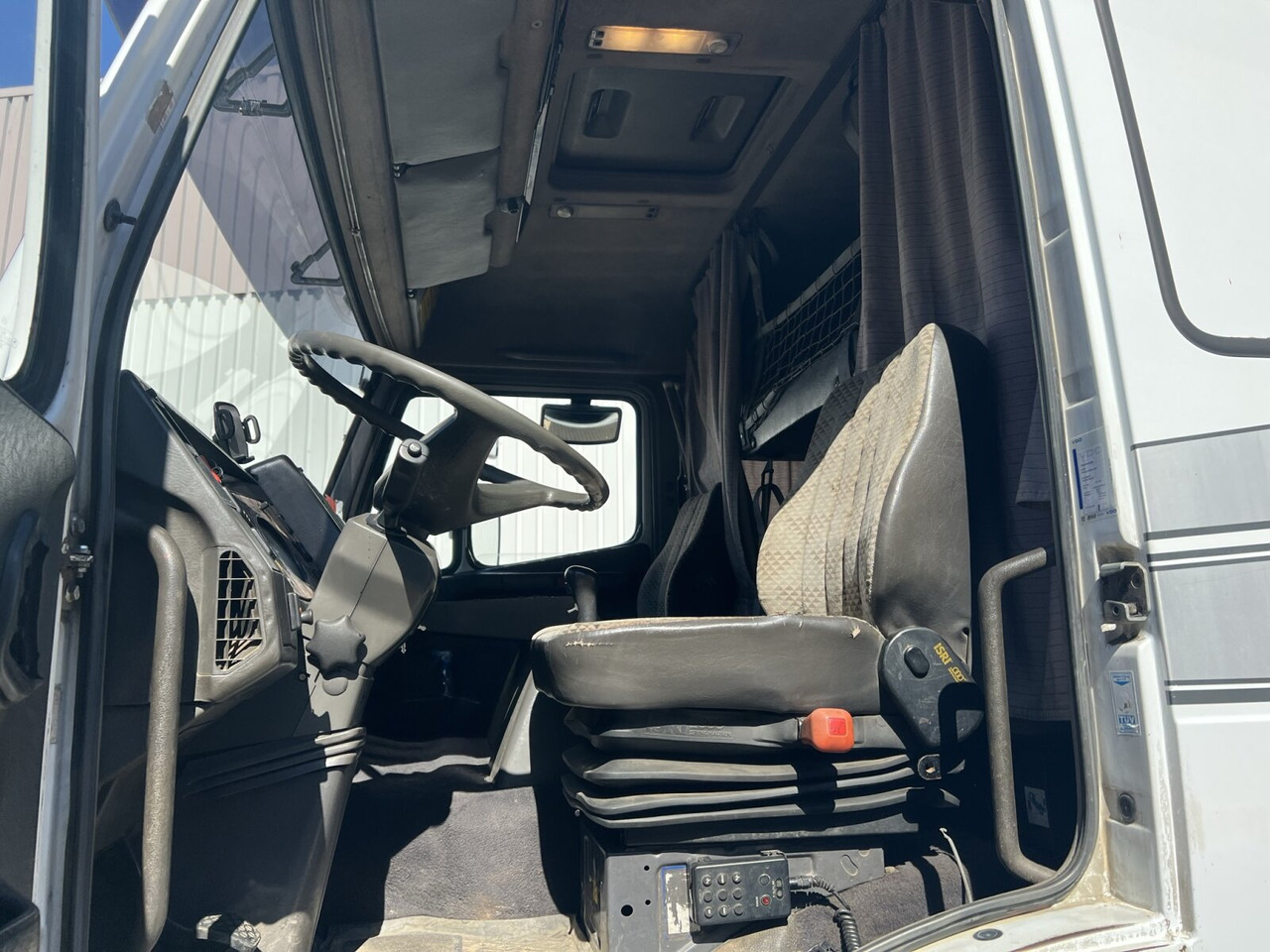 Mercedes-Benz SK 2435 L 6x2 SK 2435 L 6x2, V8 - Camion centinato: foto 4 Mercedes-Benz SK 2435 L 6x2 SK 2435 L 6x2, V8 - Camion centinato: foto 4